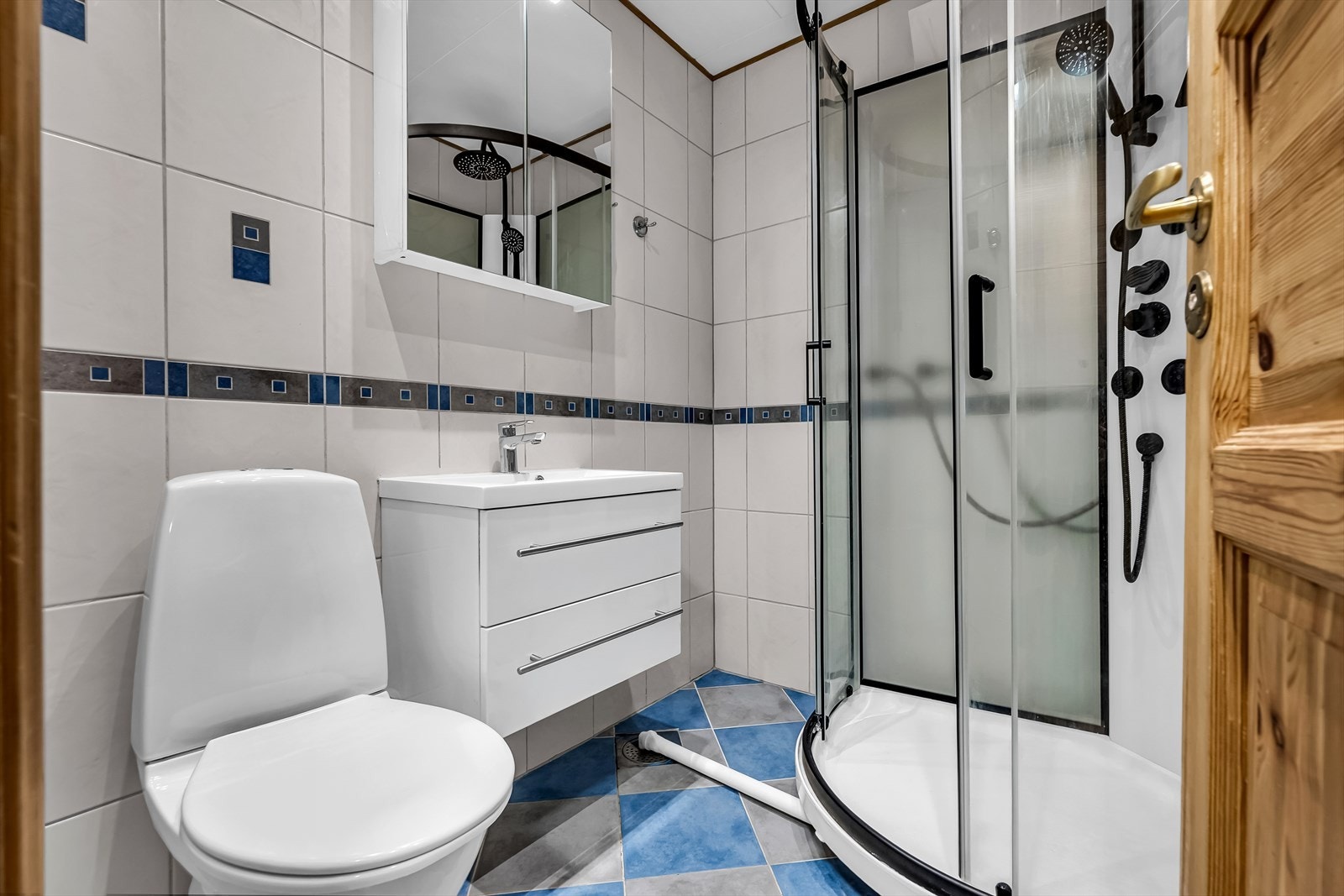 Badet ble oppusset i 2008 og har flislagte vegger samt flislagt gulv med elektriske varmekabler. Galleribilde