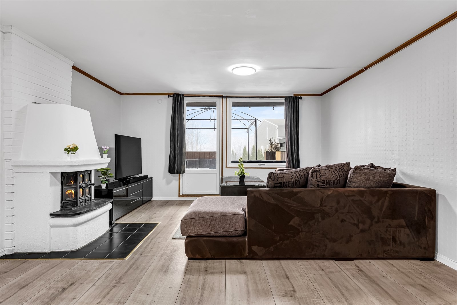 Kjellerstuen fremstår som et romslig og hyggelig oppholdsrom med flere bruksmuligheter, og egner seg godt som TV-stue, oppholdsrom eller lekeområde. Galleribilde