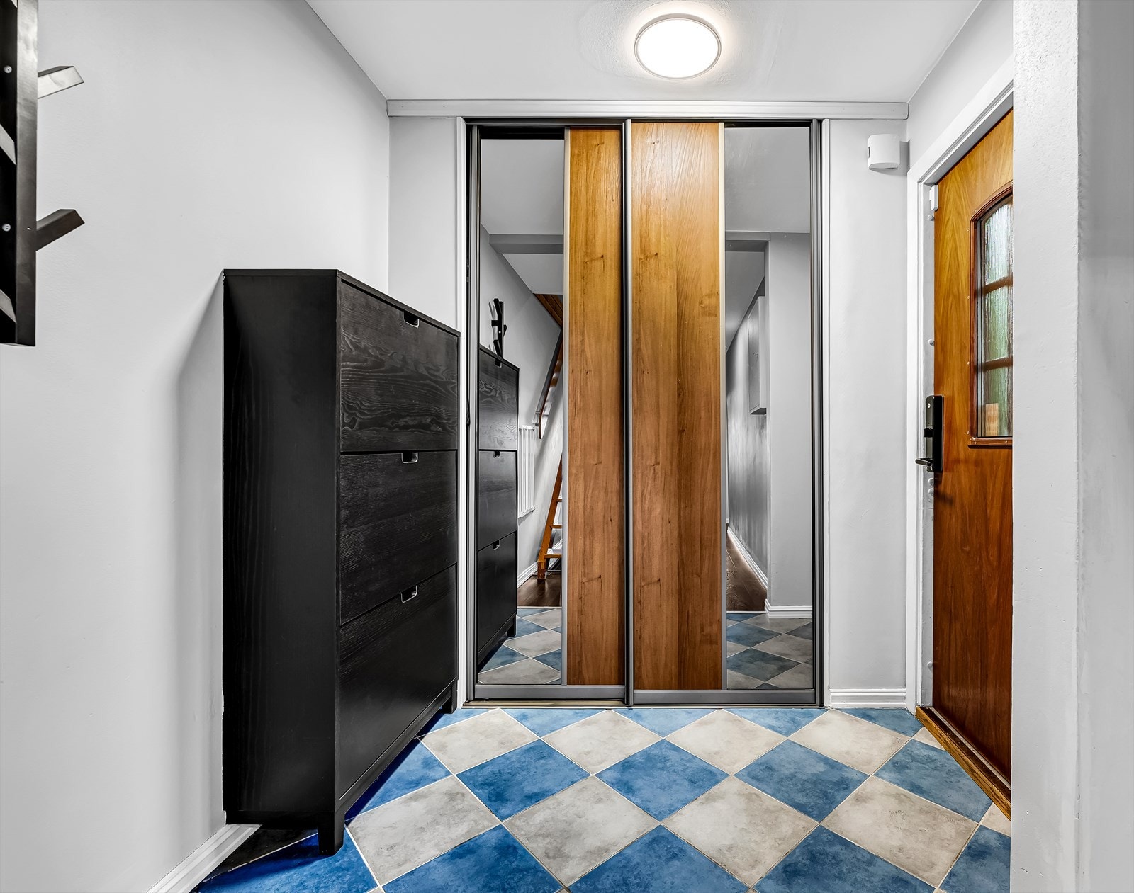 Boligen har en innbydende entré med gode oppbevaringsmuligheter for yttertøy og sko. Galleribilde