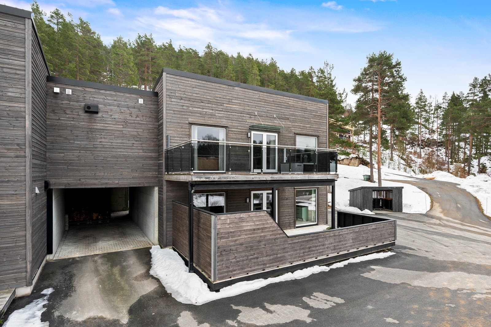 Stor veranda og carport med praktisk lagringsbod. Galleribilde