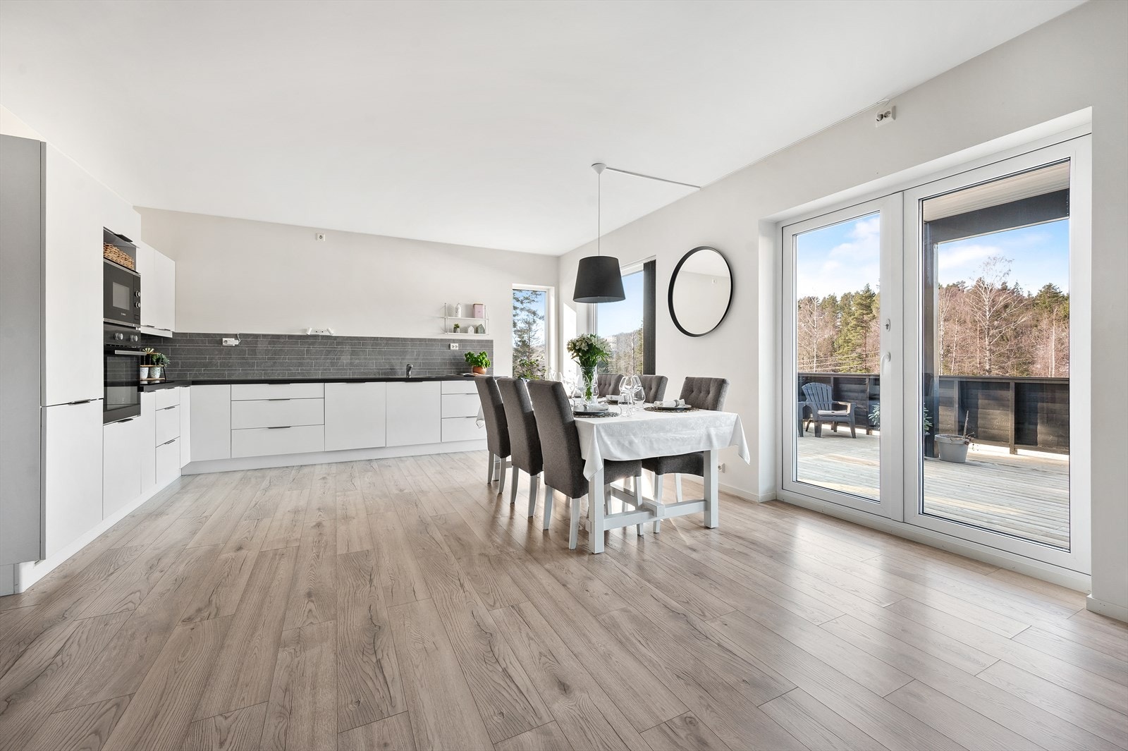 Dør ut til solrik uteplass. Denne fungerer som en utvidelse av stuen sommerstid hvor det er hyggelig å nyte middagen utendørs. Galleribilde