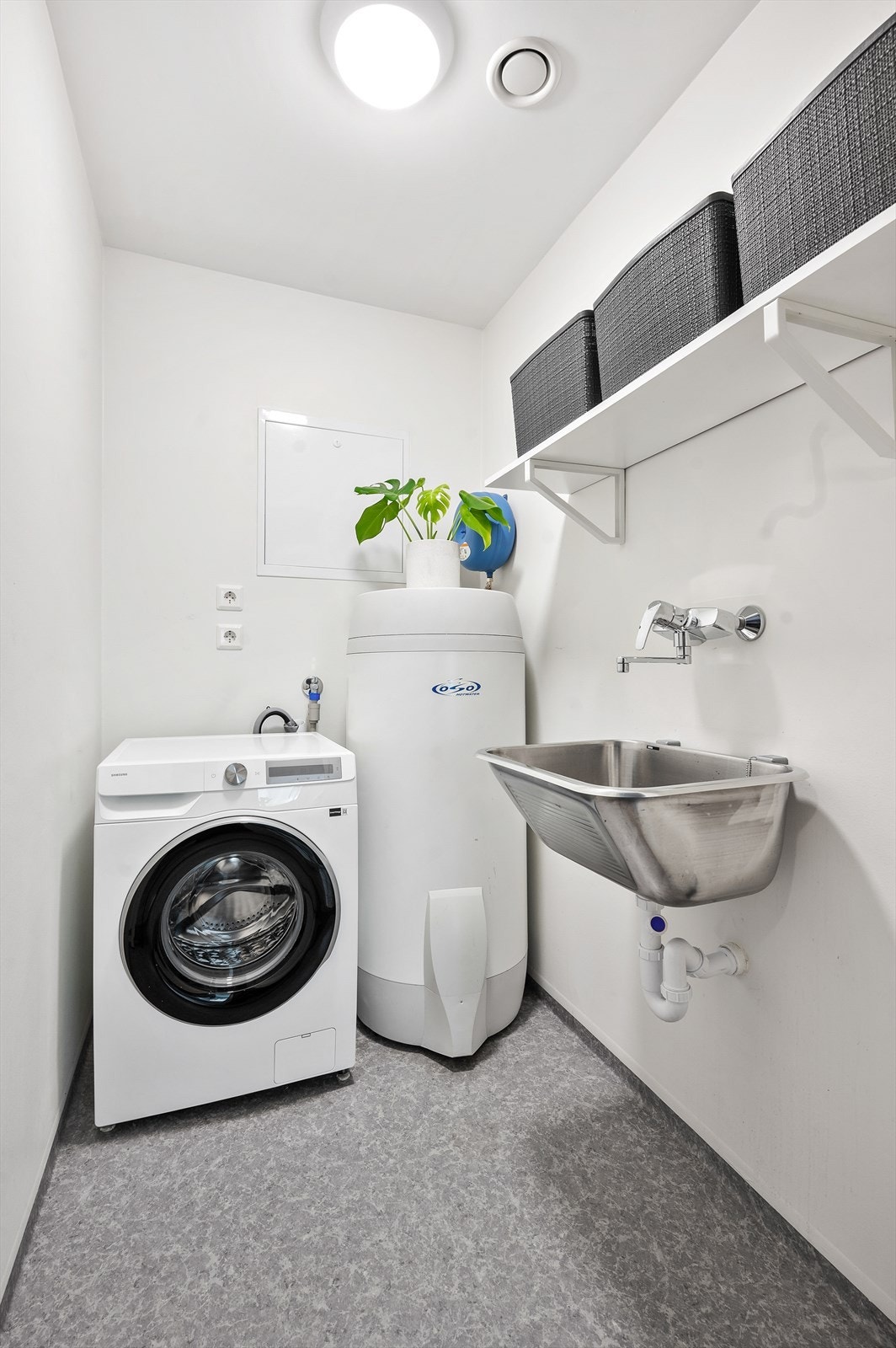 Praktisk vaskerom med utslagsvask og hyller. Galleribilde