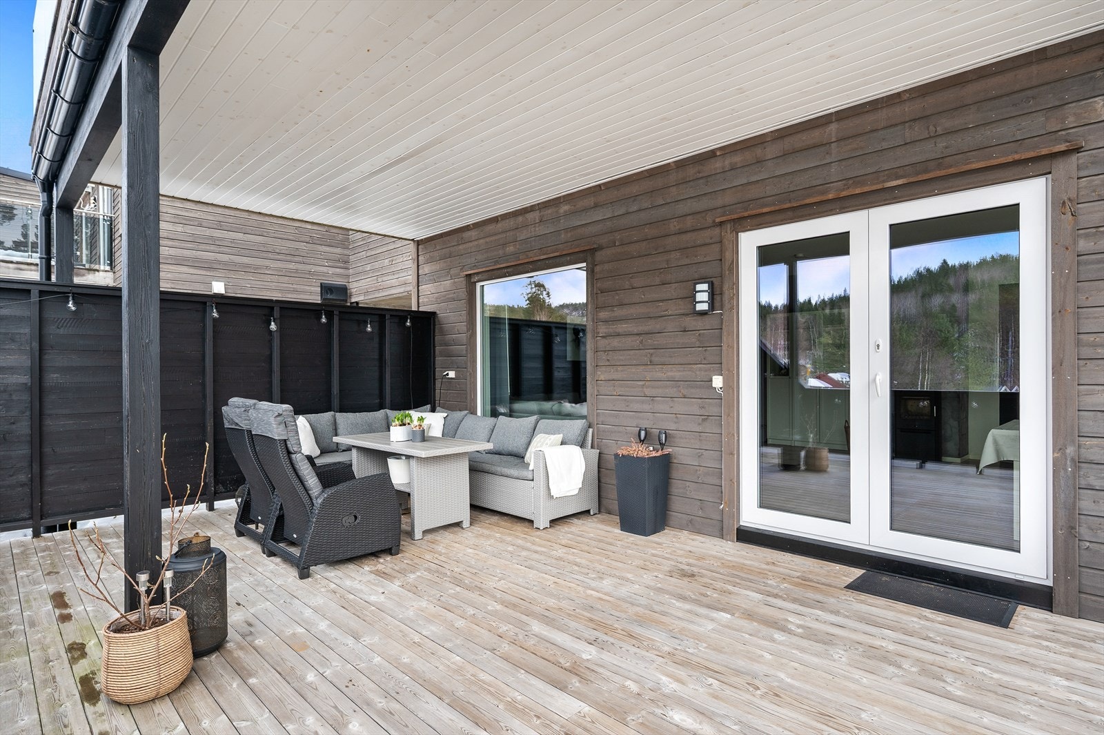 Her kan man sitte i le fra vær og vind. Galleribilde