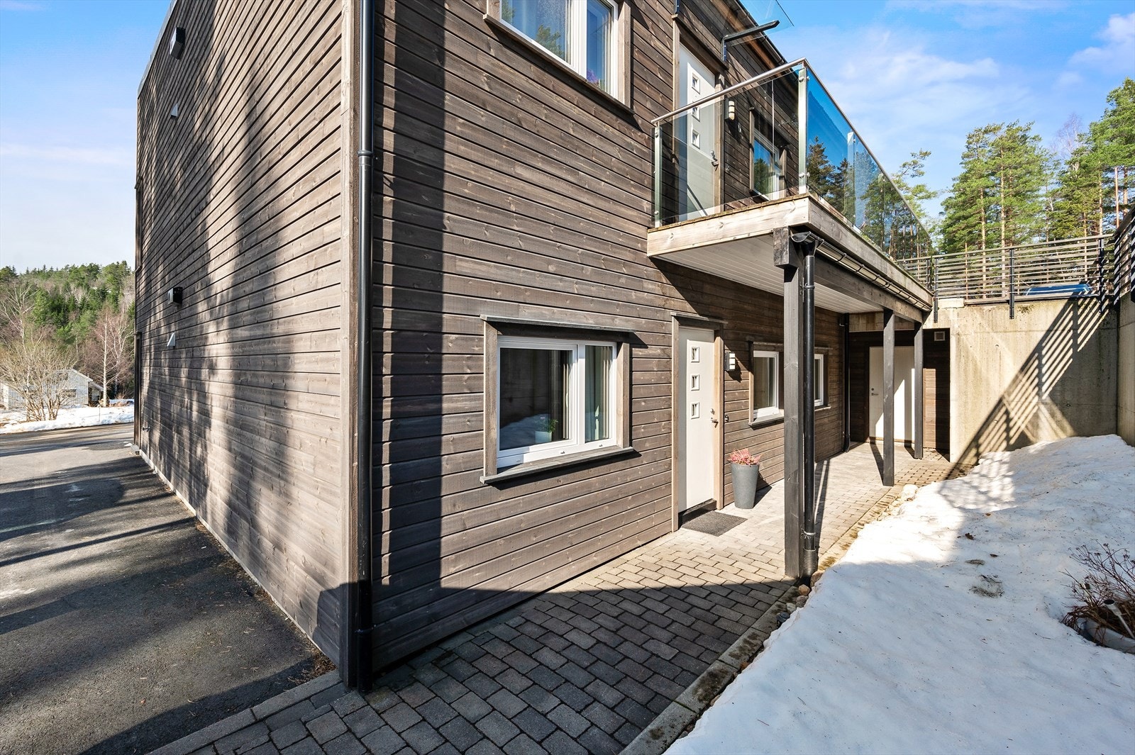 Asfalt og belegningsstein gir lettstelte og ryddige uteområder. Galleribilde