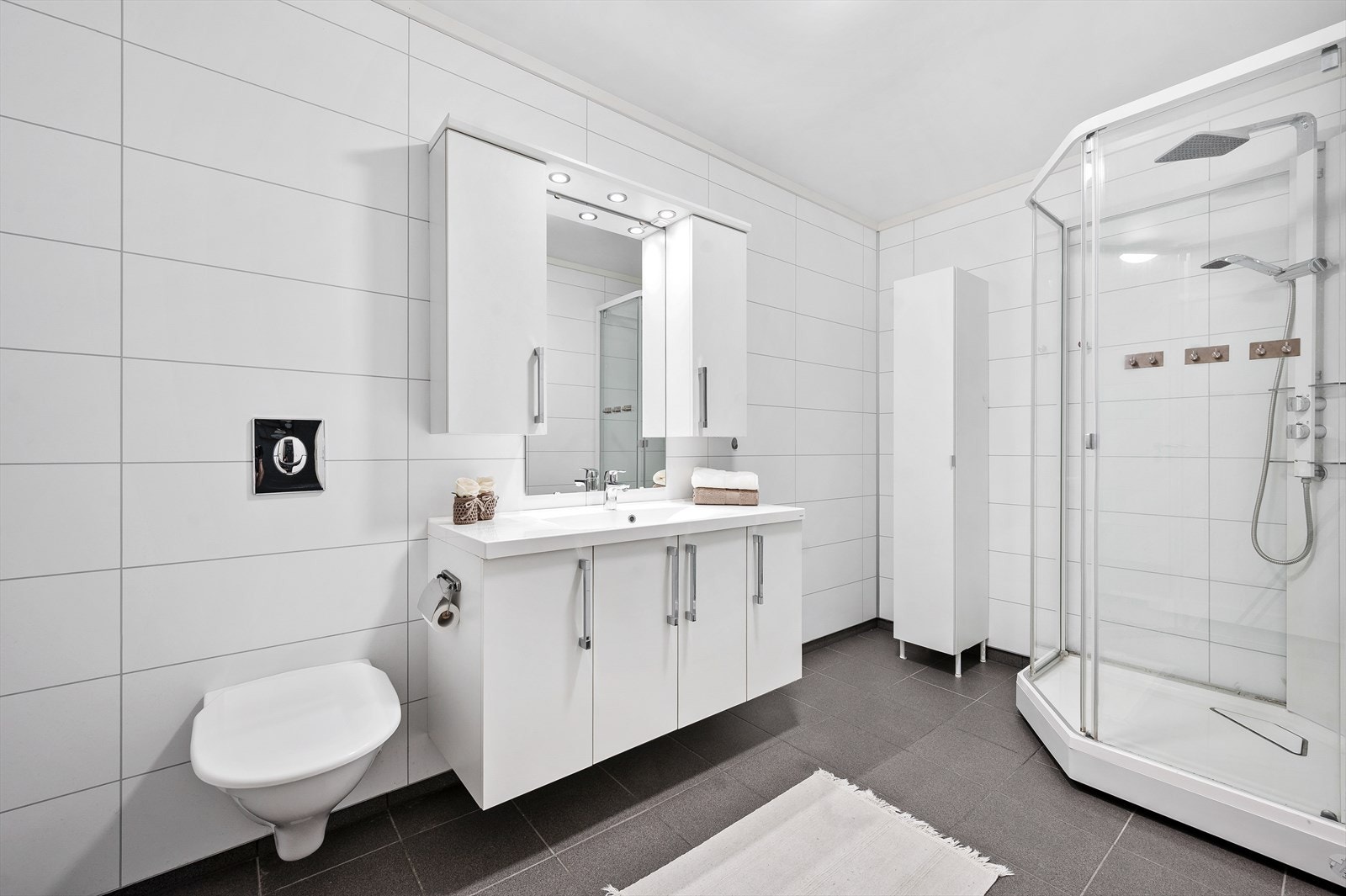 God størrelse på badet hvor det er romslig innredning, frittstående høyskap og dusjkabinett. Galleribilde