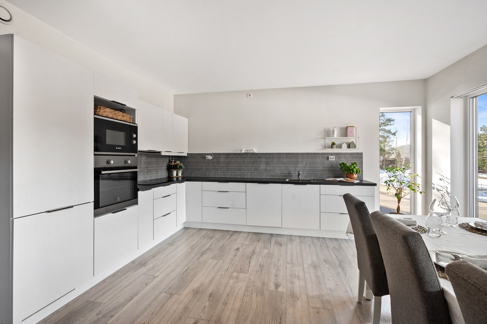 Tidsriktig kjøkkeinnredning fra Strai med glatte fronter og god arbeidsplass. Galleribilde