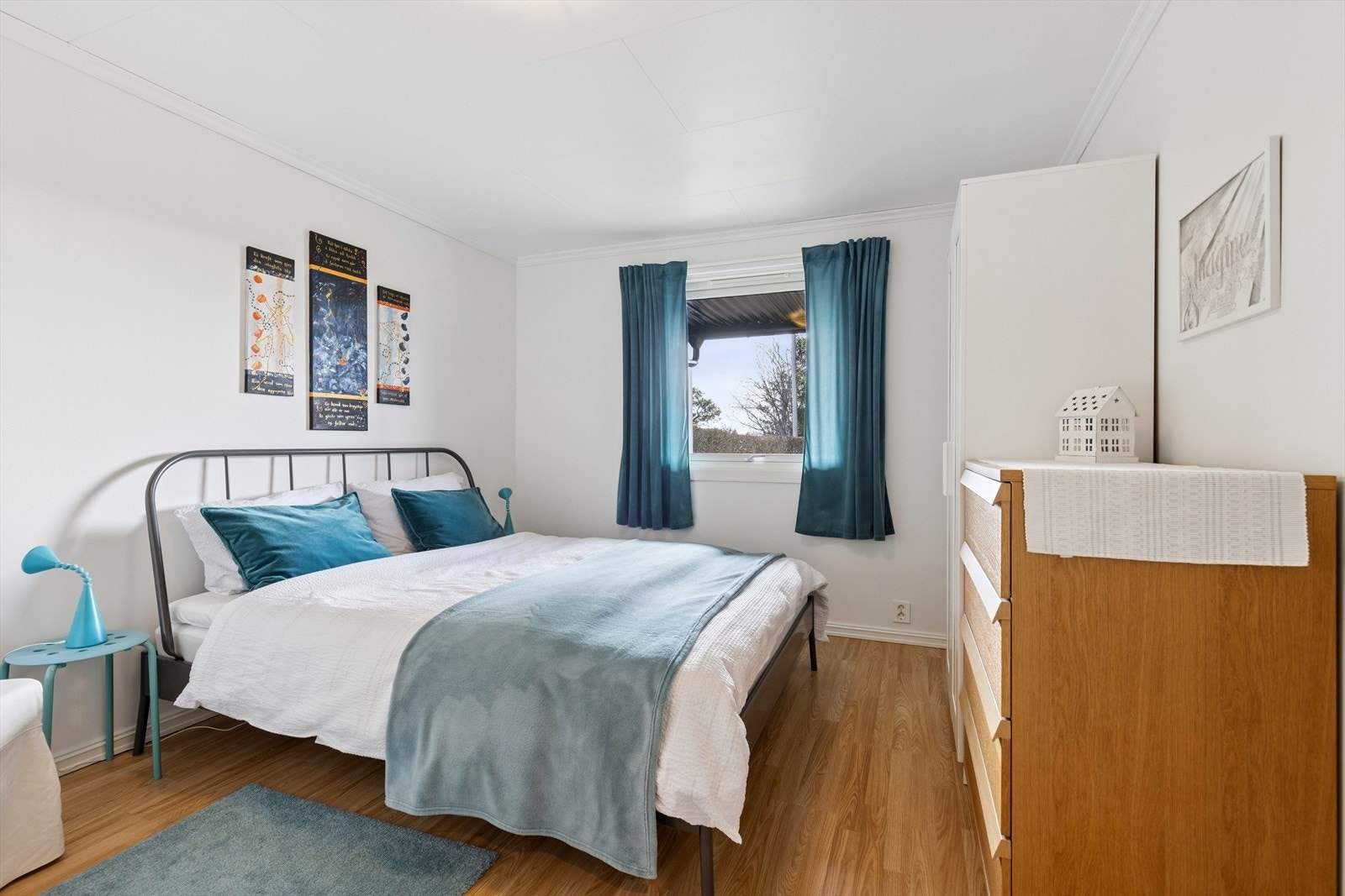 Soverom nummer 2 i u-etasjen. Totalt 3 soverom i huset Galleribilde