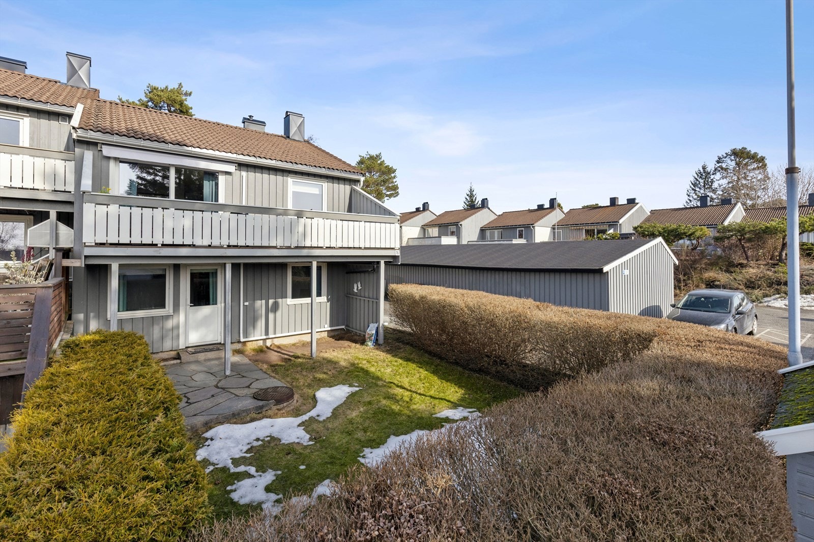 Pen hage med platting og plen Galleribilde