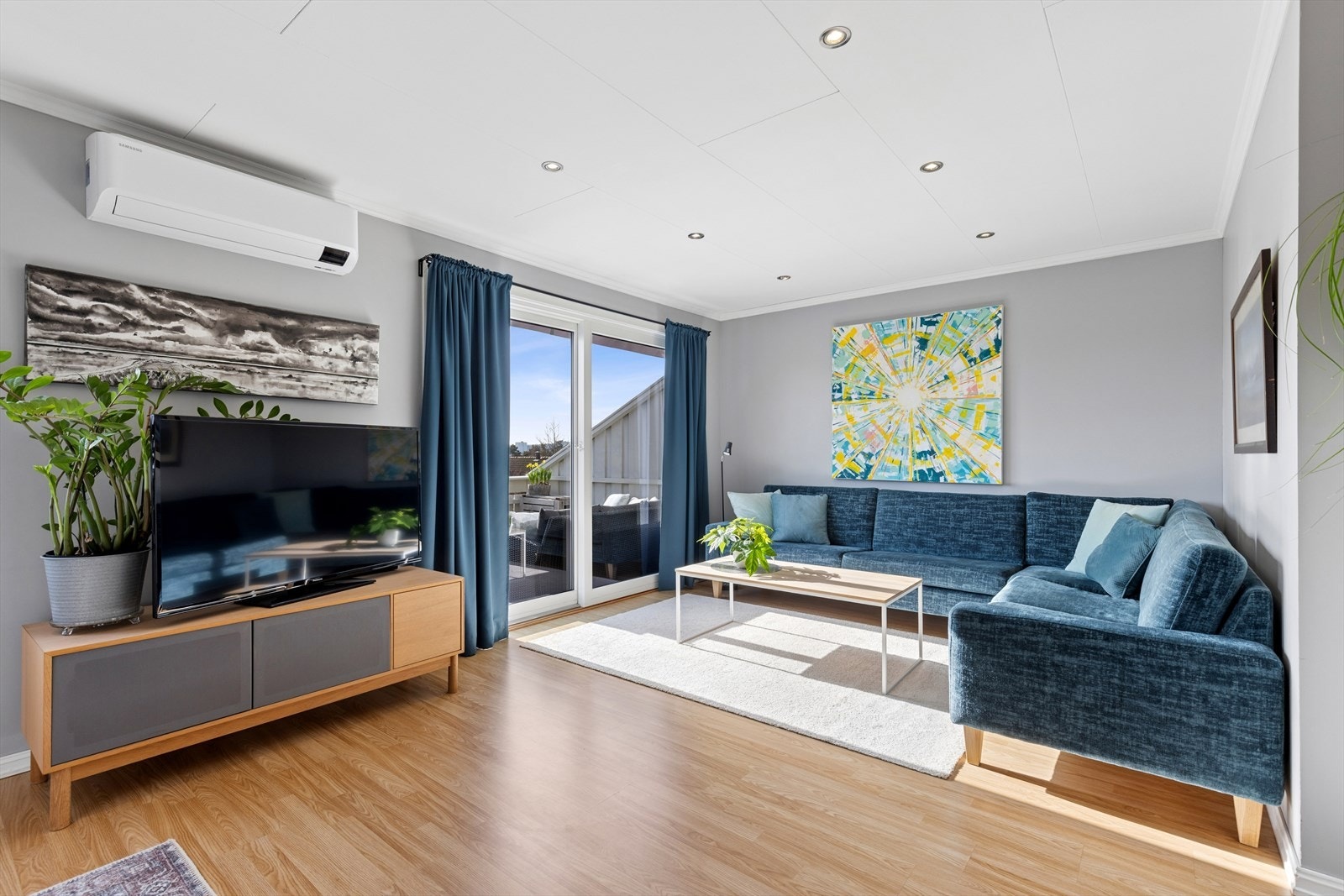 Velkommen inn i stuen - Godt sofahjørne med utgang direkte til terrasse. Varmepumpe for jevn oppvarming Galleribilde