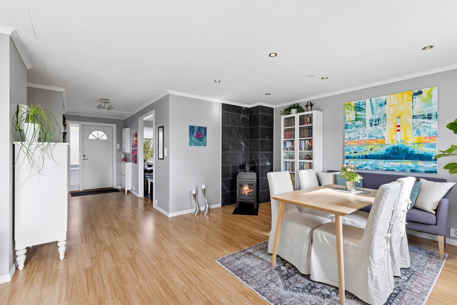 Stue sett mot inngangsparti og kjøkken på høyre hånd Galleribilde