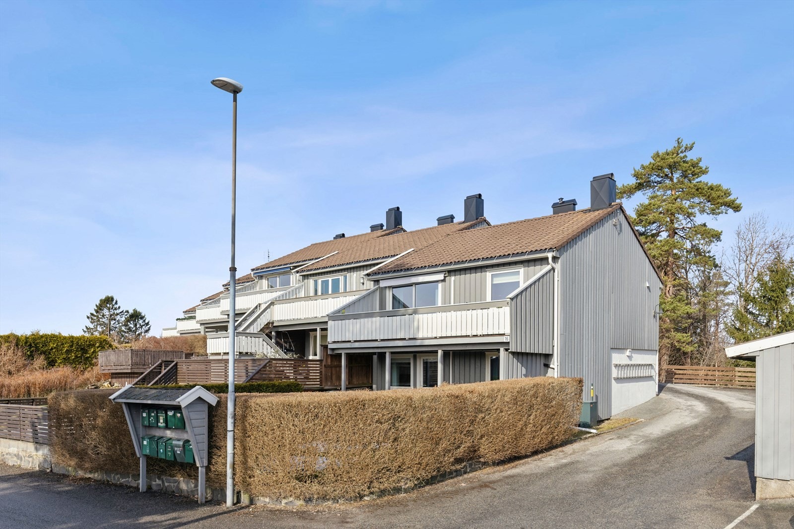 Boligen ligger høyt med god utsikt og gode solforhold. Usjenert hage! Galleribilde