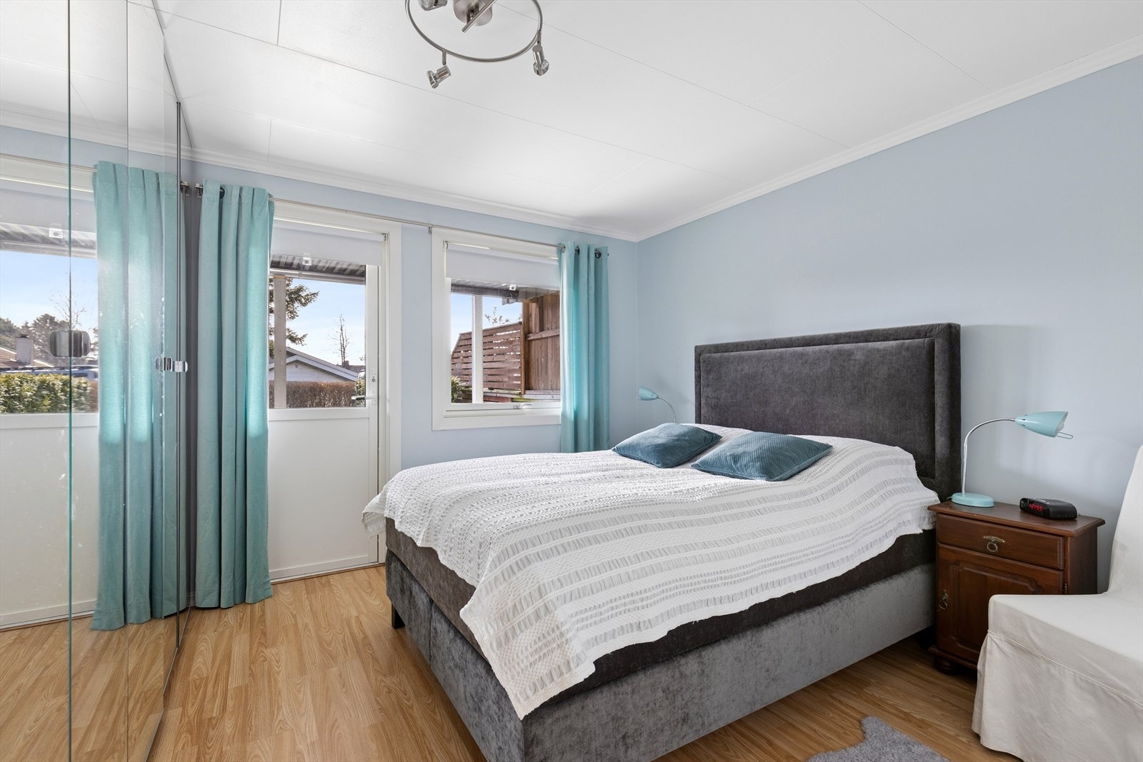 Hovedsoverom av god størrelse med utgang ut til platting med skifer og hage. Stor god praktisk garderobe Galleribilde