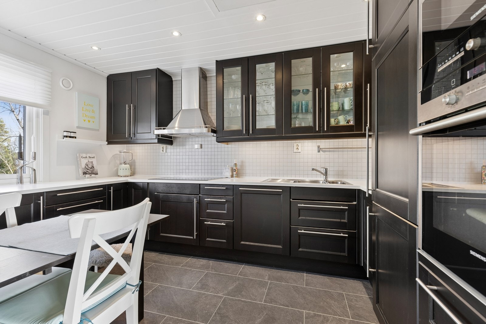 Kjøkkenet er romslig og stort med god benke- og skapplass. Hvitevarer følger med i handelen Galleribilde