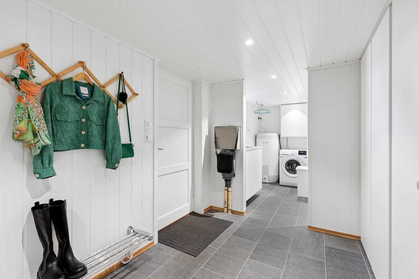 Her er det god plass og fremstår som pent og praktisk. Egen inngang som gjør at man kan bruke dette som hovedinngang om man ønsker Galleribilde