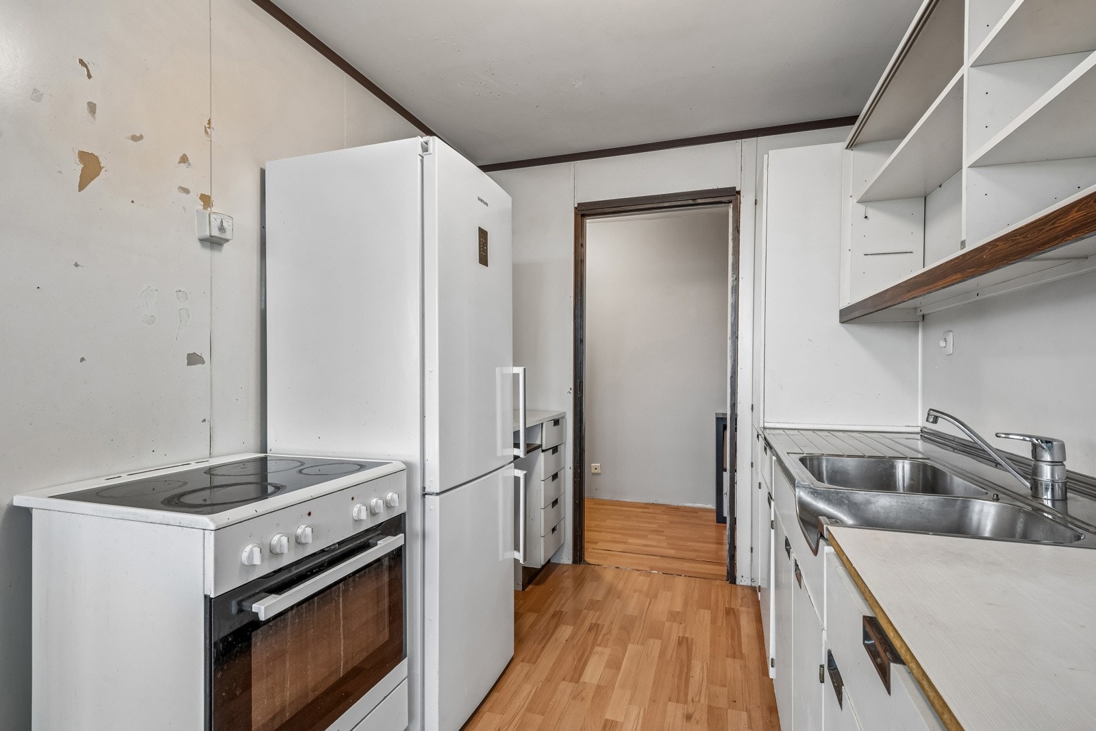 Praktisk dobbel oppvaskkum Mekanisk avtrekk til luftekanal fra kjøkken. Galleribilde