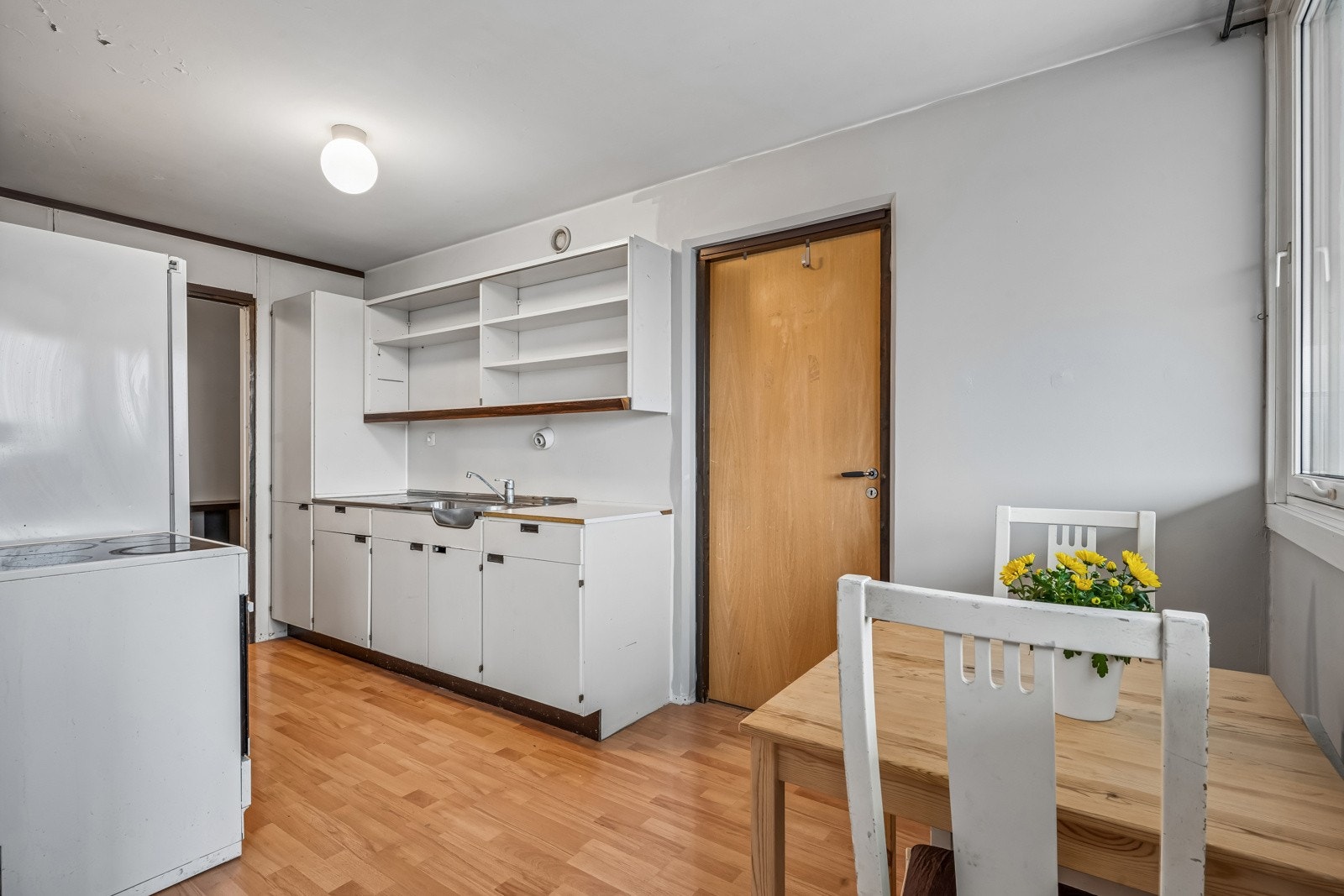 Original kjøkkeninnerdning med laminat benkeplate. Galleribilde