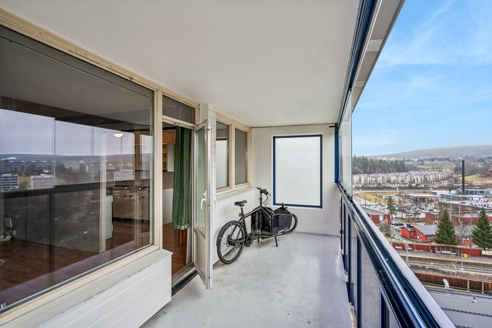 Balkongen er på 11 m² med øst-/sydøstvendt beliggenhet. Rehabilitert av borettslaget i 2022. Galleribilde