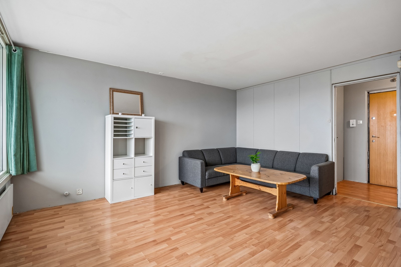 Lys og romslig stue med gode møbleringsmuligheter. Galleribilde