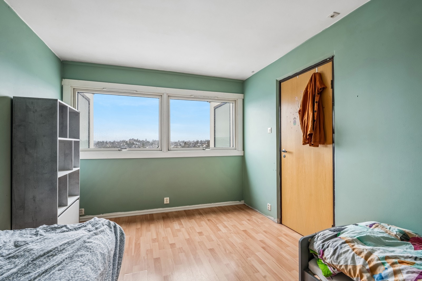 Soverom med plass til dobbeltseng og tilhørende møblement. Store vindusflater gir godt med naturlig lys. Galleribilde