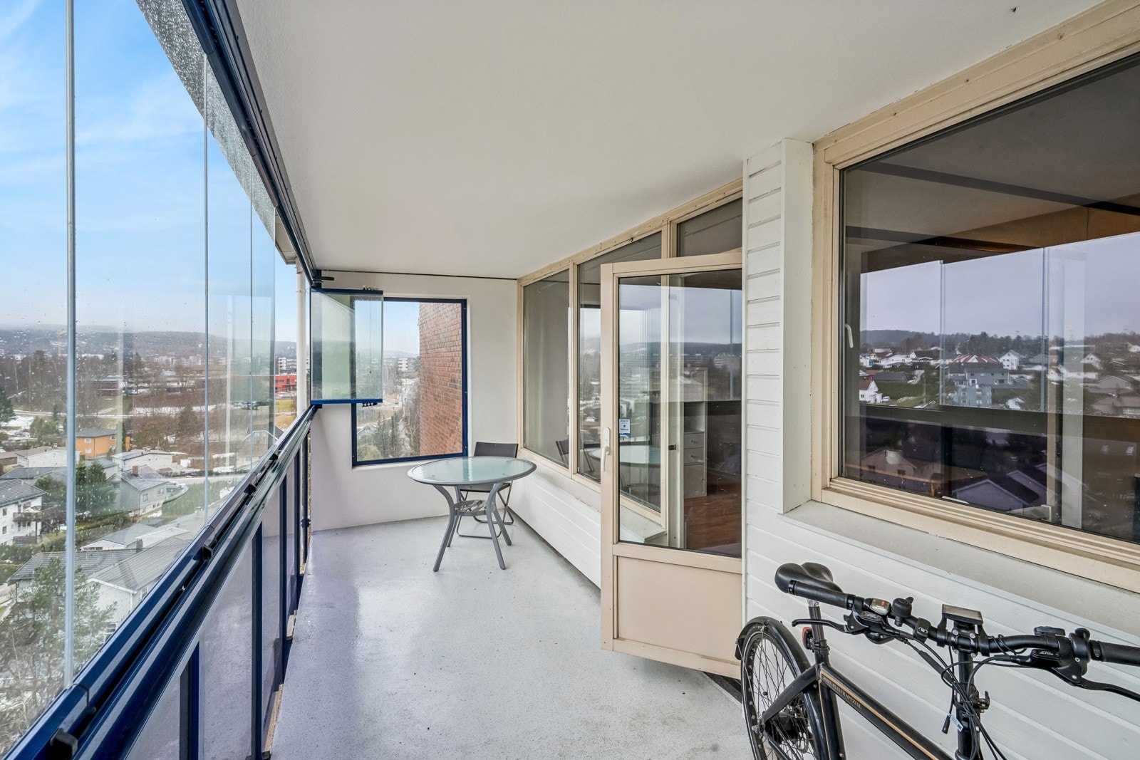 Deilig innglasset balkong med fin utsikt over nærområdet. Galleribilde