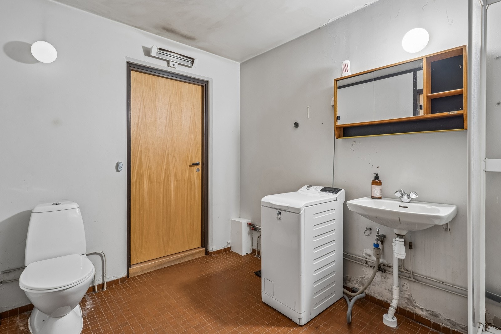 Toalett fra nyere tid, ellers behov for oppgradering. Original stråleovn, Galleribilde