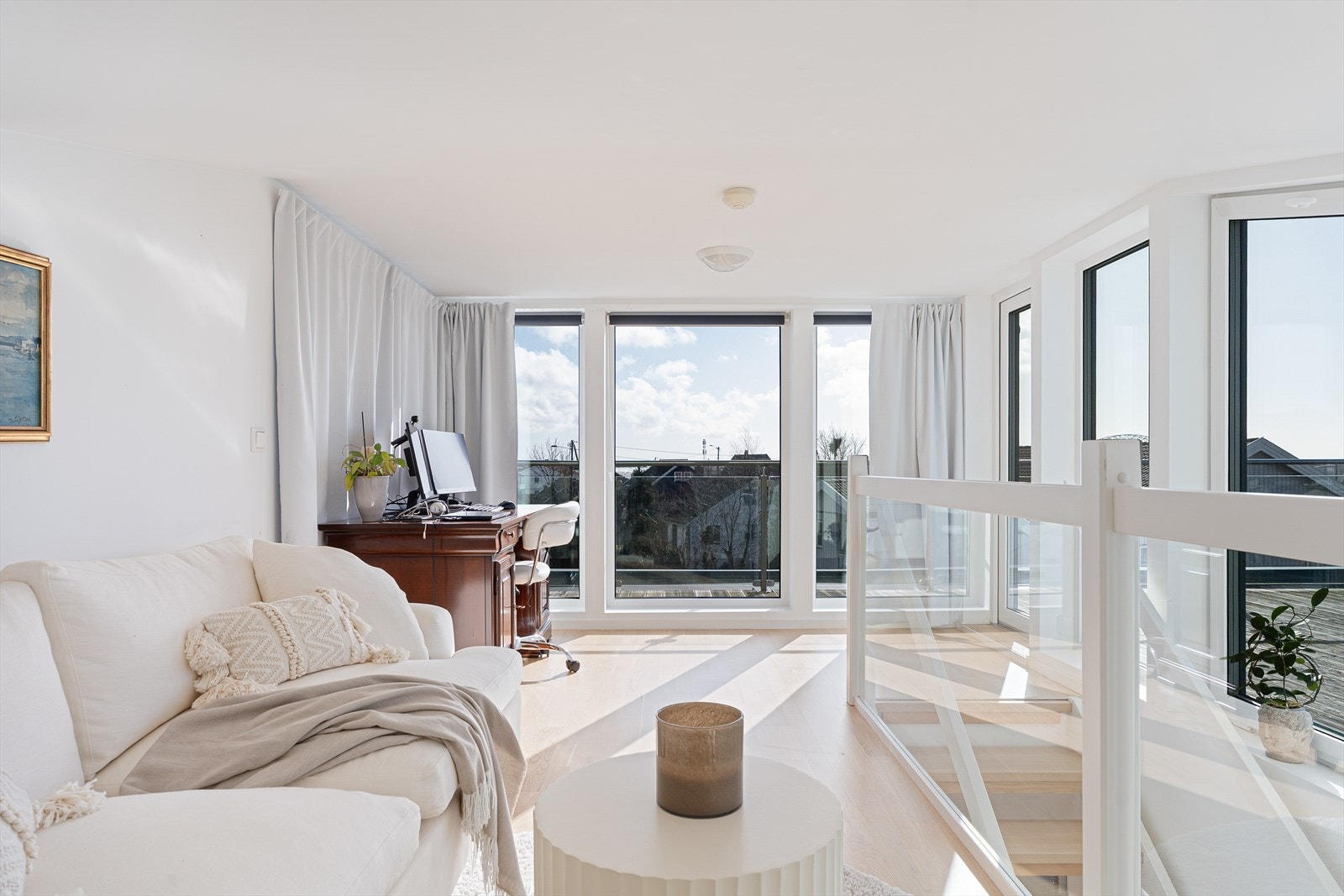 Hyggelig stue med utgang til den herlige takterrassen. Galleribilde