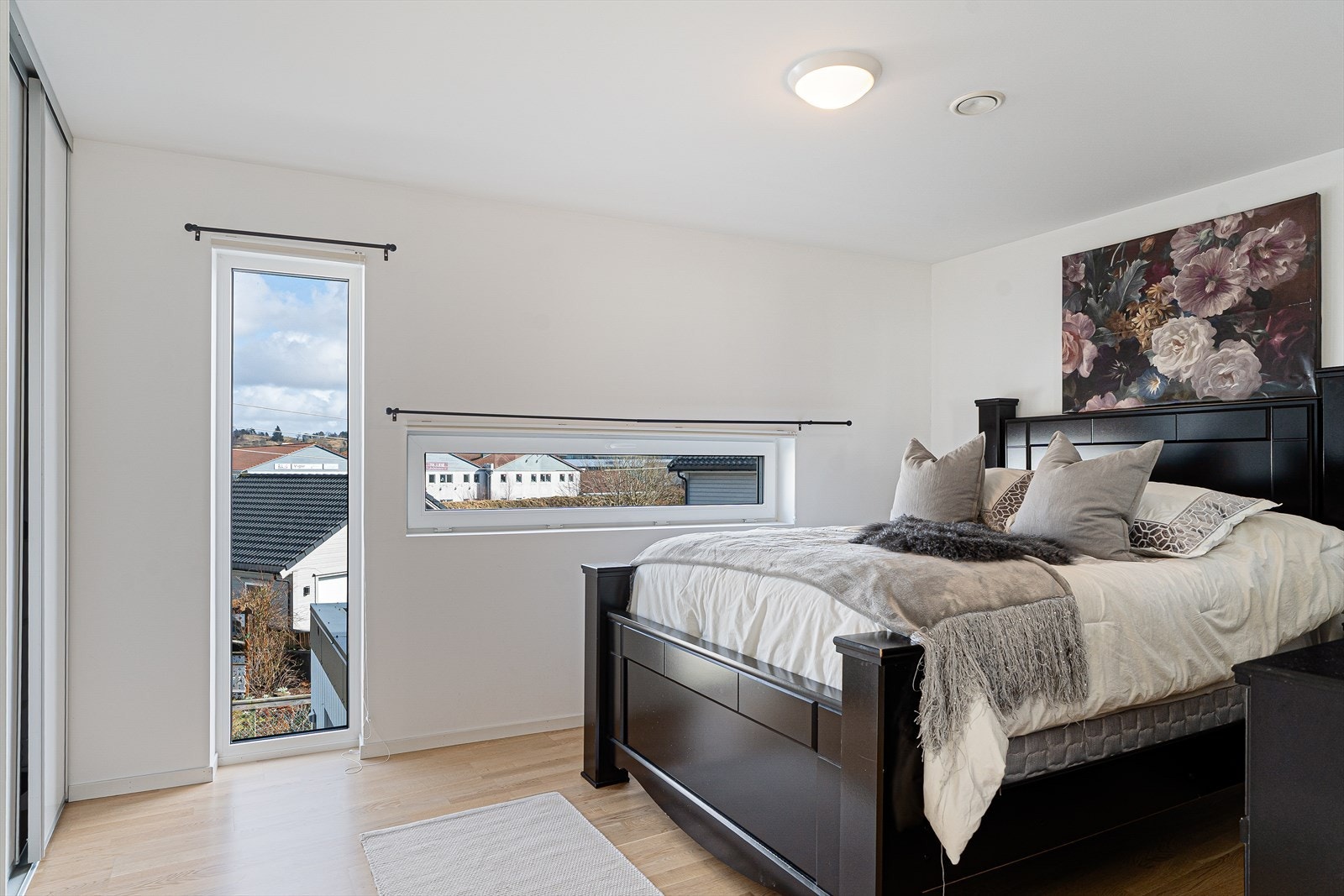 Hovedsoverommet har skyvedørsgardeobe, god plass til dobbeltseng og adkomst til eget, romslig walk-in-closet. Galleribilde