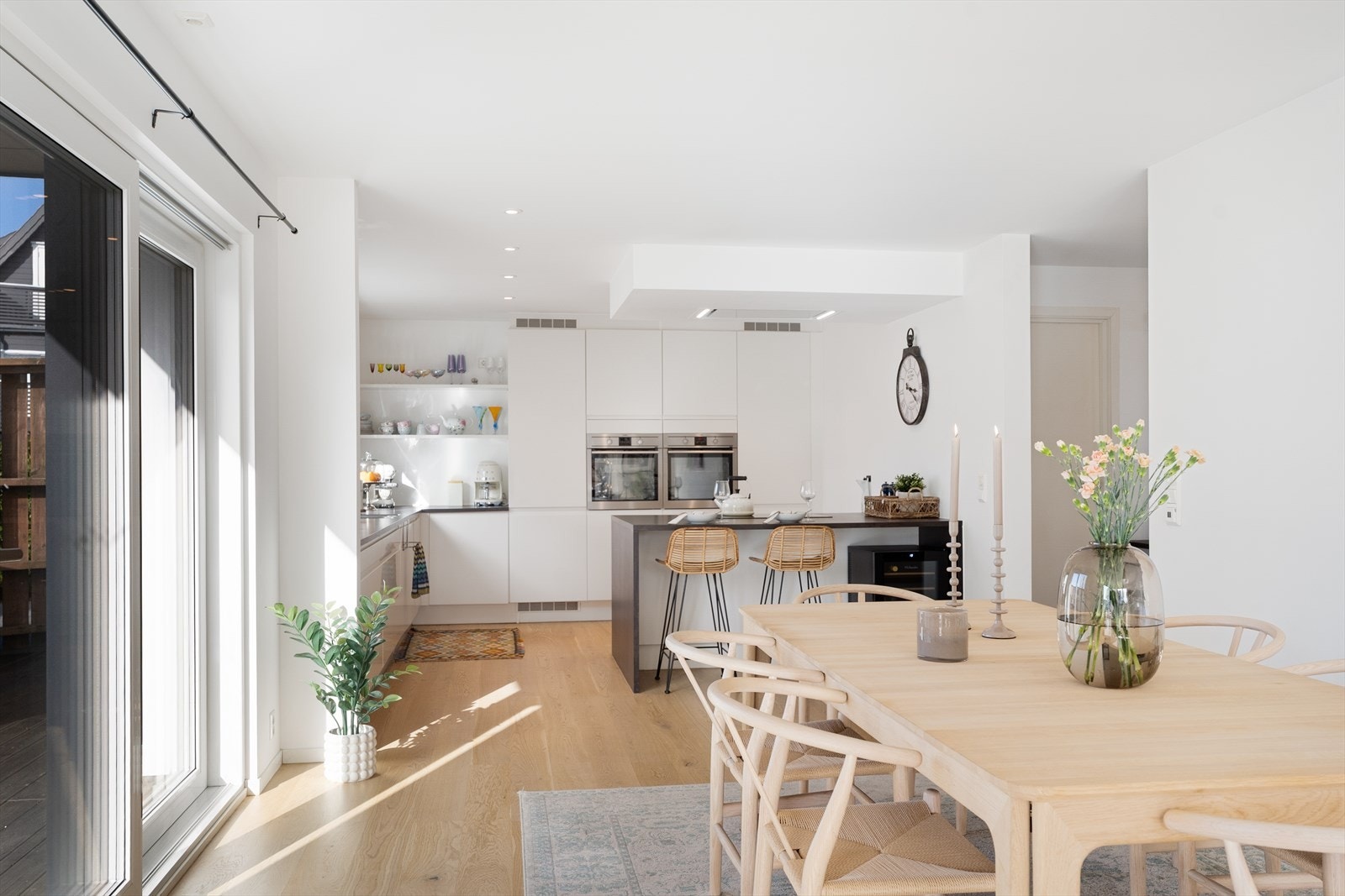 Stue og kjøkken i åpen løsning skaper en romslig og sosial arena. Galleribilde