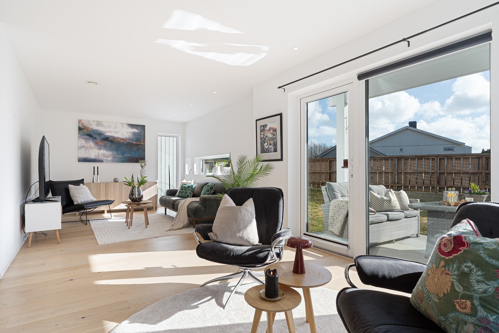 Rommet har flere innredningsmuligheter og god plass til både sofa og spisegruppe. Galleribilde