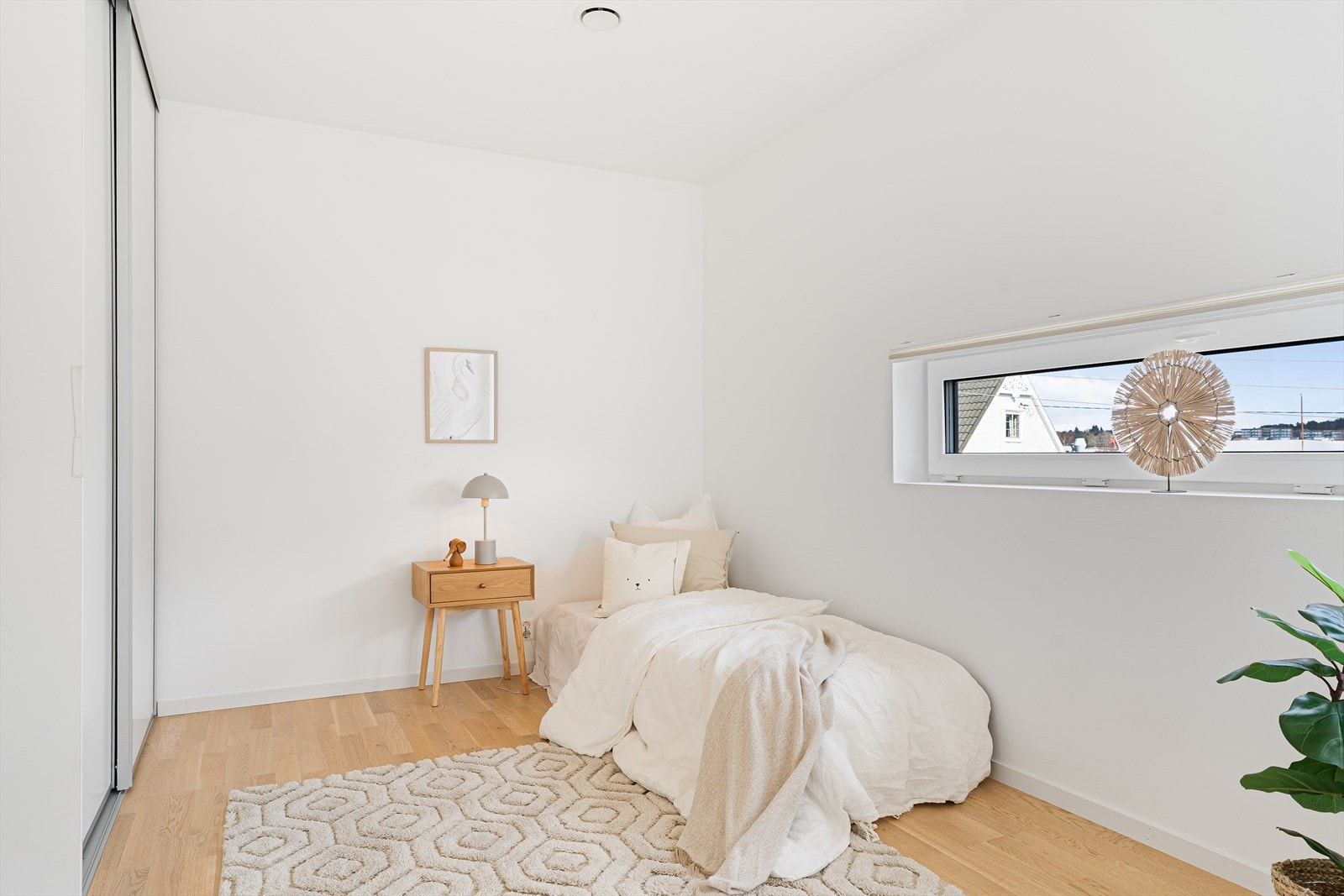 Soverom nr. 3 egner seg fint som barnerom. Rommet har to skyvedørsgarderober. Galleribilde