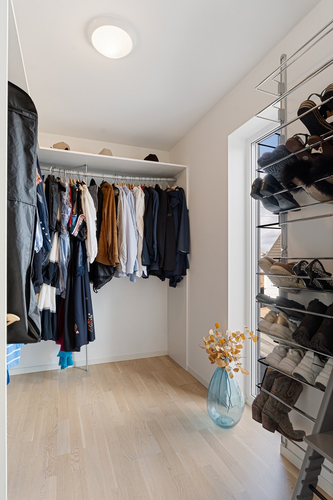 Rikelig med plass til klær og sko. Galleribilde