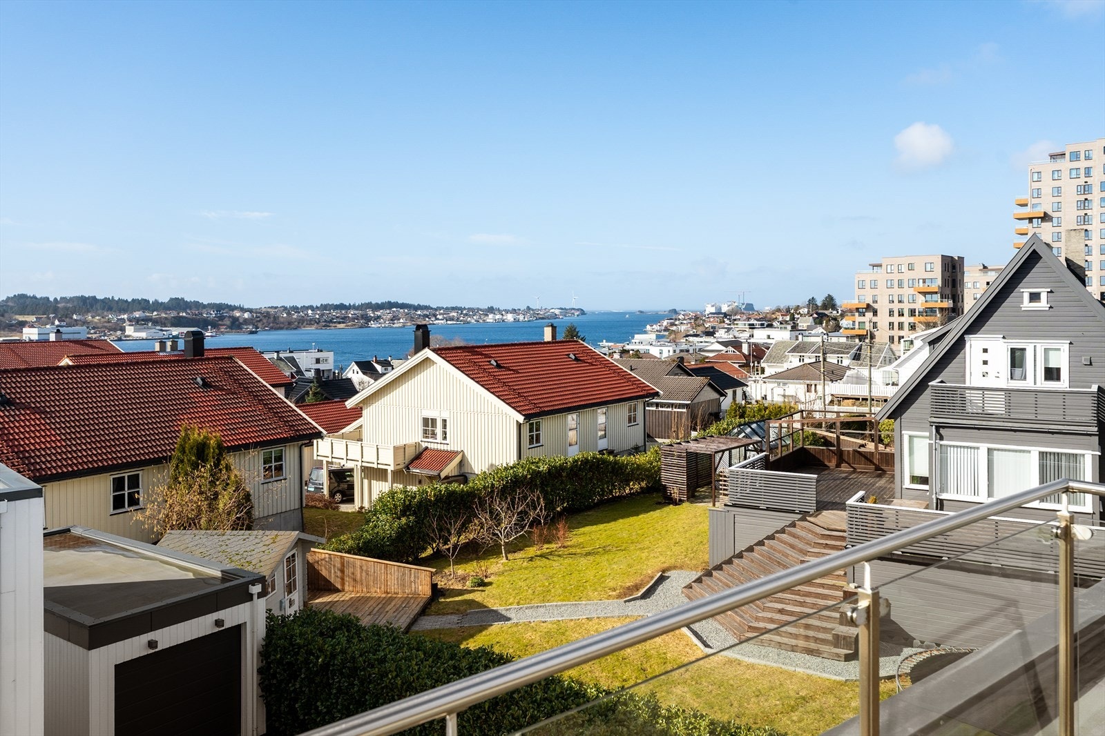 Storslått utsikt mot Karmsundet, Torvastad og området for øvrig. Galleribilde