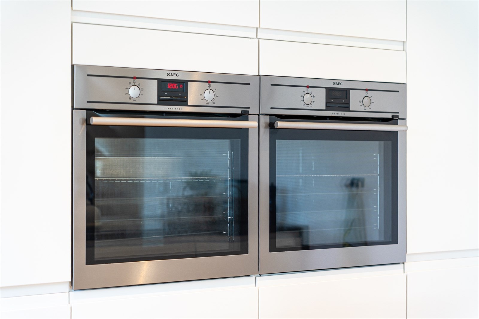 Kjøkkenet er utstyrt med integrerte hvitevarer i form av kjøleskap, fryseskap, oppvaskmaskin, platetopp og to stk stekeovner. Galleribilde