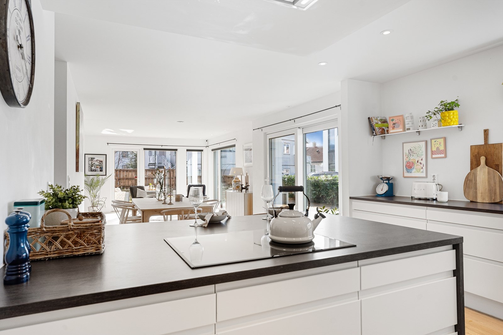 Flott og tidsriktig kjøkken med god oppbevarings- og benkeplass. Galleribilde