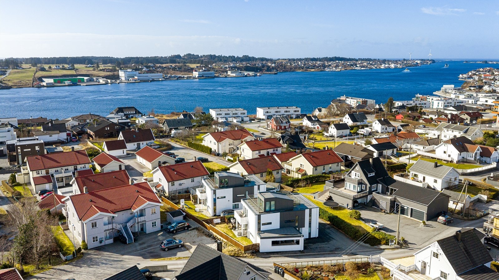 I Djuvavegen 15A bor man i familievennlige, trivelige omgivelser med kort avstand til skole, barnehager, turområder og alle fasiliteter. Kombinasjonen av alt dette gjør området er spesielt populært for barnefamilier. Galleribilde