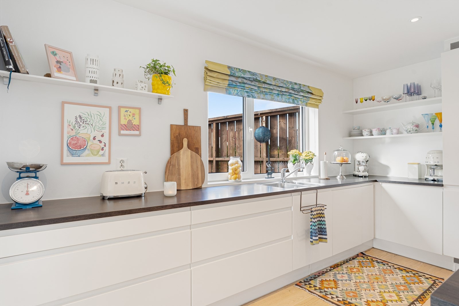 Kjøkkeninnredning med glatte fronter og benkeplate av laminat. Galleribilde