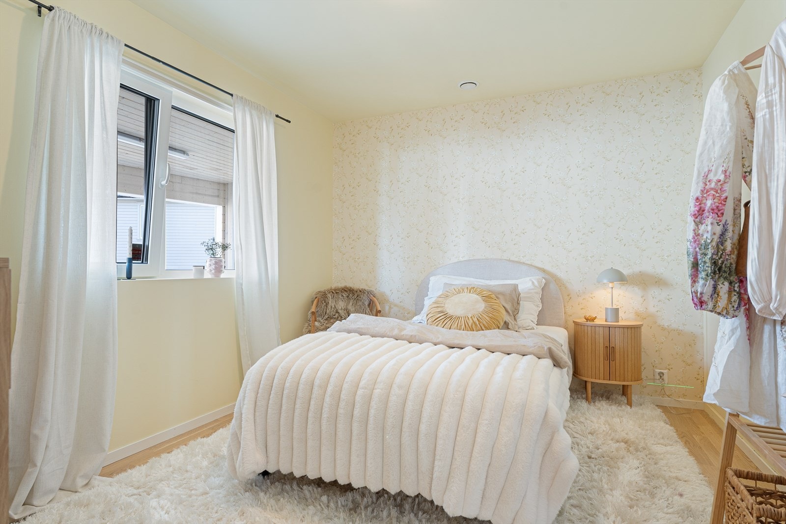 I 1. etasje er det ett soverom, ideelt som f eks gjesterom eller kontor. Galleribilde