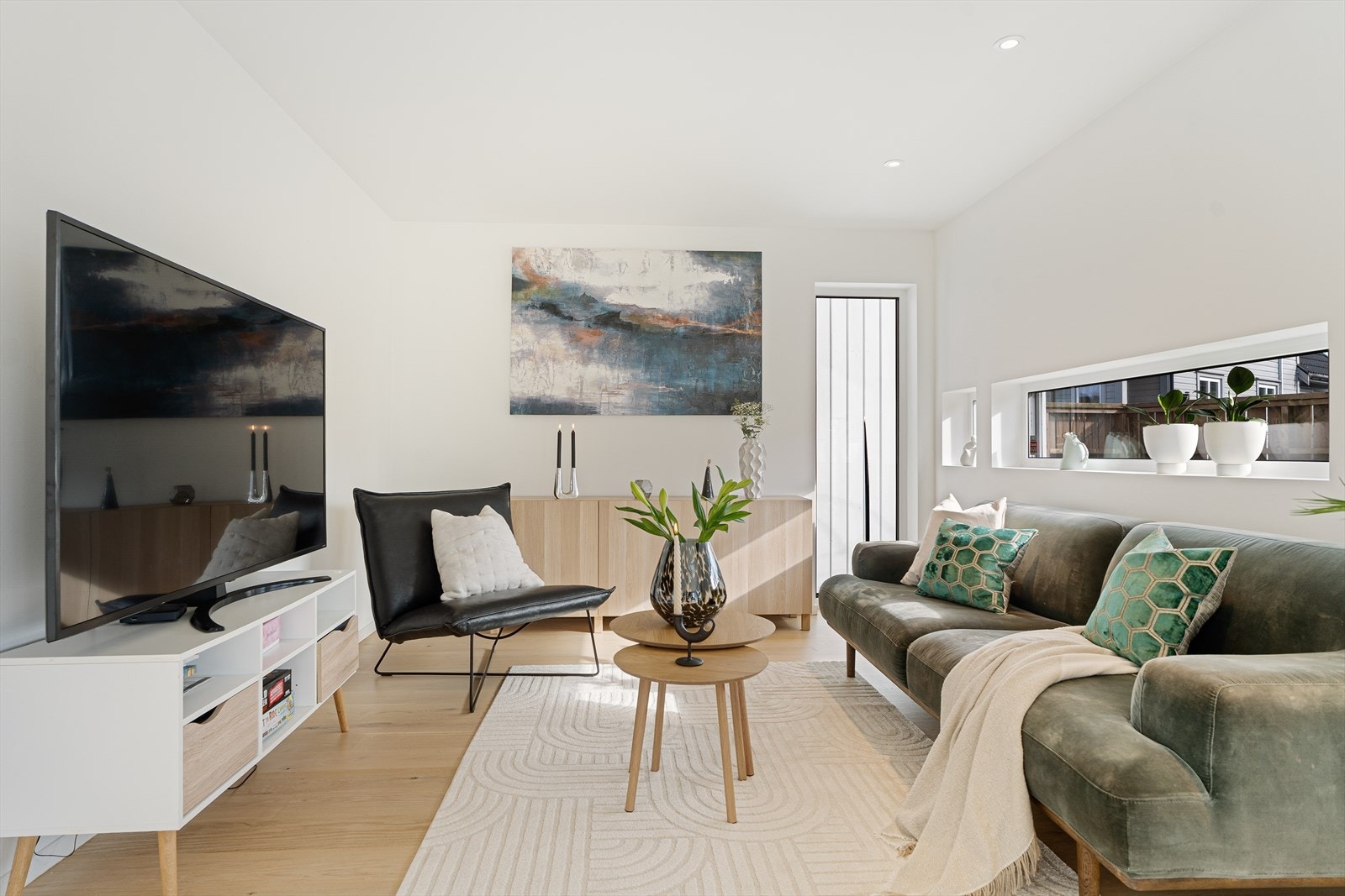 Boligen har en moderne standard. Delikate farge-/materialvalg og utstrakt bruk av parkett. Galleribilde