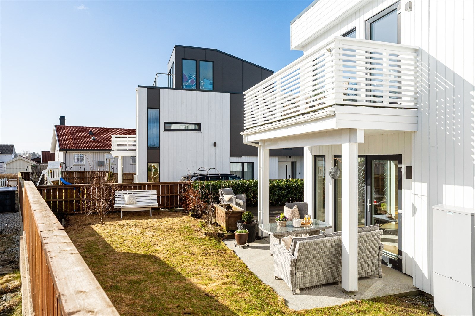 Det er også et lunt, inngjerdet uteområde i 1. etasje, samt en hyggelig altan i 2. etasje. Galleribilde