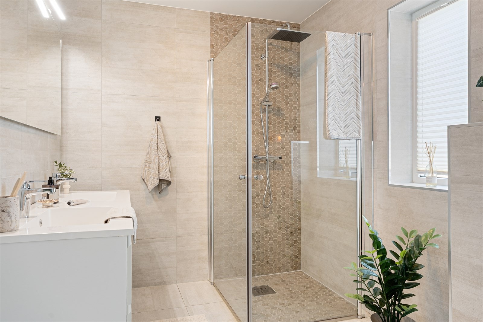 Flott, helfliset baderom med elektrisk varmekabel i gulvet. Galleribilde