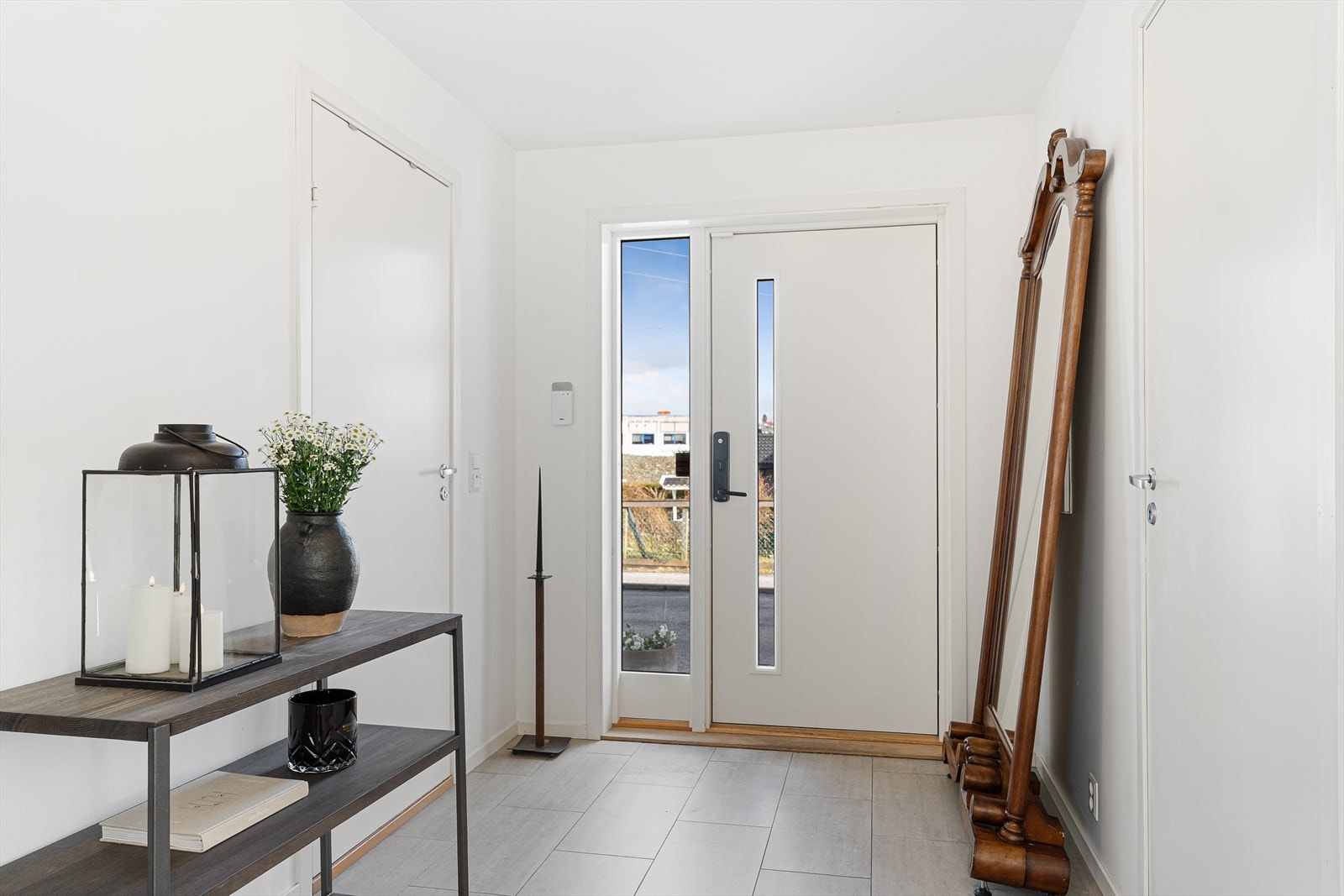 Entréen/gangen gir et fint førsteinntrykk. Her er god plass til yttertøy og sko. Flislagt gulv for enkel rengjøring. Galleribilde