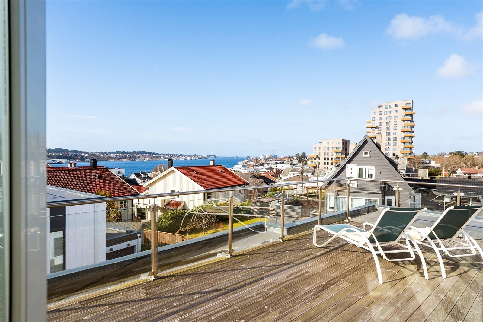 Den solrike takterrassen er selve prikken over i'en for denne boligen. Her har dere fantastisk utsikt i alle himmelretninger, Karmsundet og over til Torvastad. Galleribilde