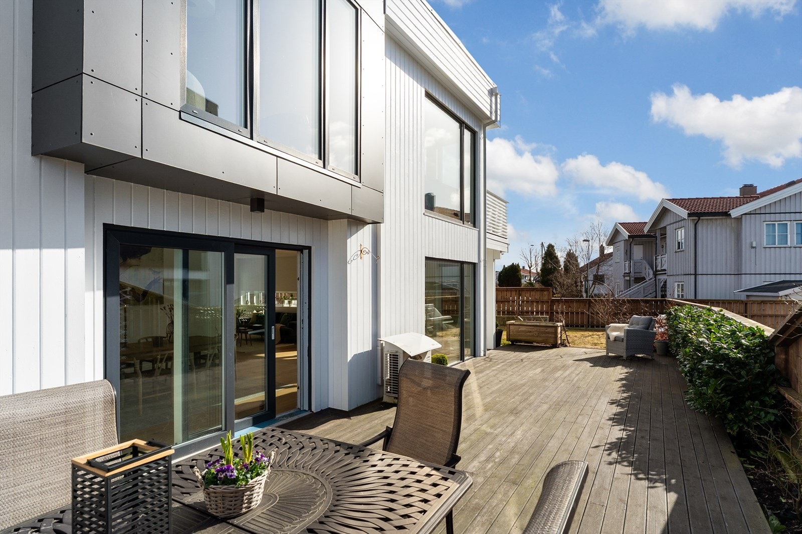 Det er satt opp gjerde/levegger rundt hele uteområdet, noe som både skjermer og gjør plassen barnevennlig (og evt hundevennlig). Galleribilde