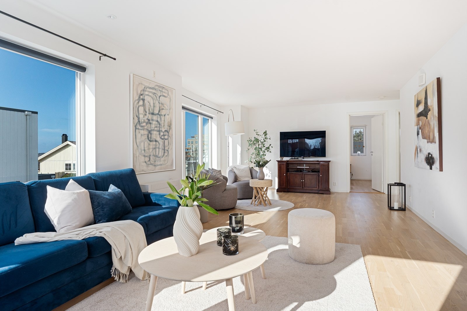 Store vindusflater er gjennomgående i boligen. Galleribilde