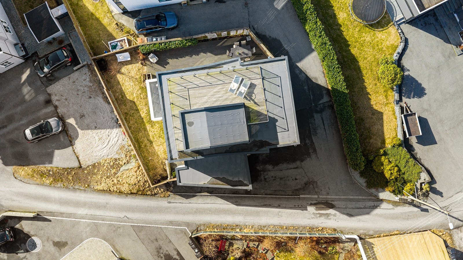 God parkering i carport og gårdsrom. Adkomstvei er felles med naboeiendommen Djuvavegen 15B. Galleribilde