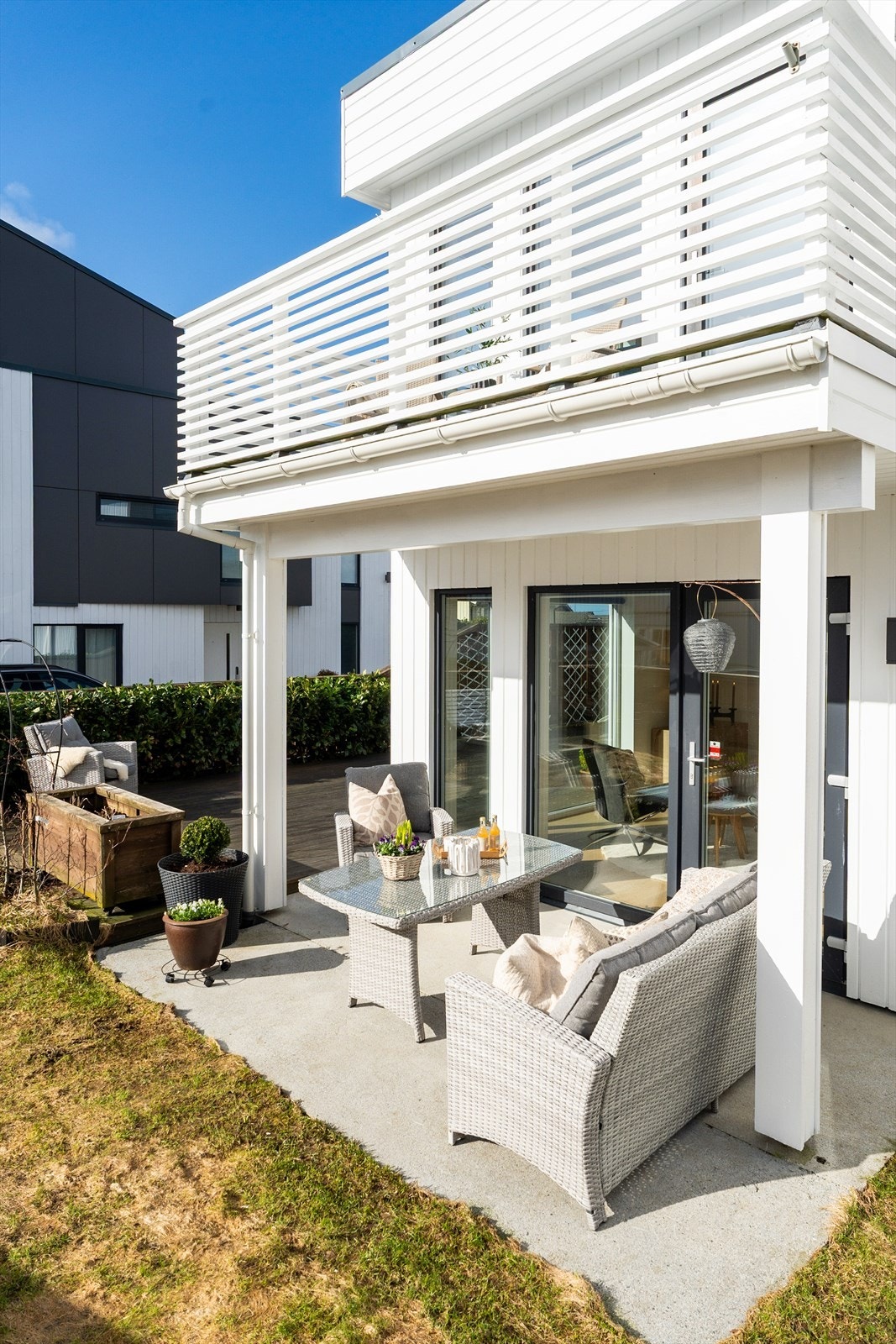 Altanen fungerer også som solskjerming. Galleribilde