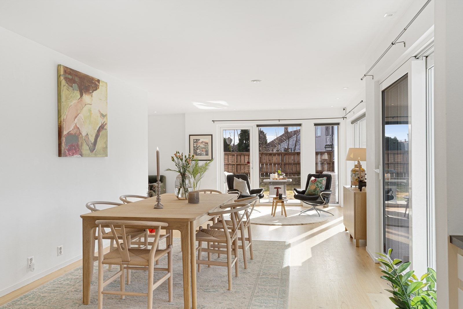 Generøse vindusflater gir godt med naturlig lys. Galleribilde