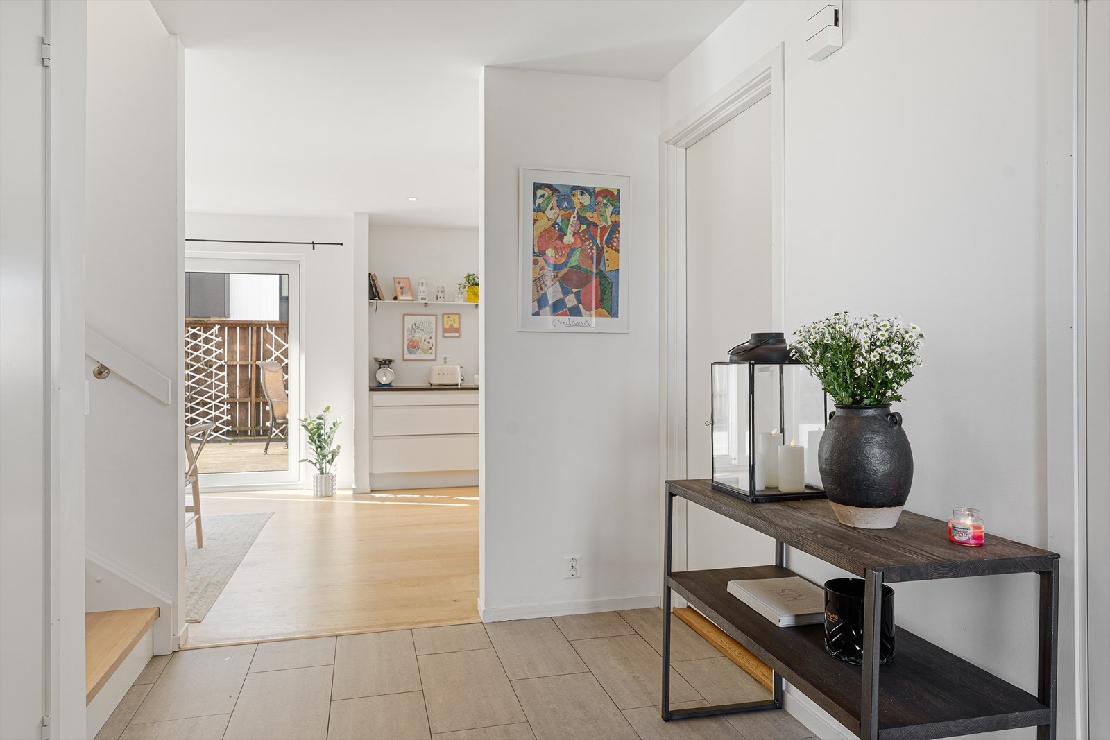 Gang mot stue. Fra gangen er det trapp opp til 2. etasje. Galleribilde