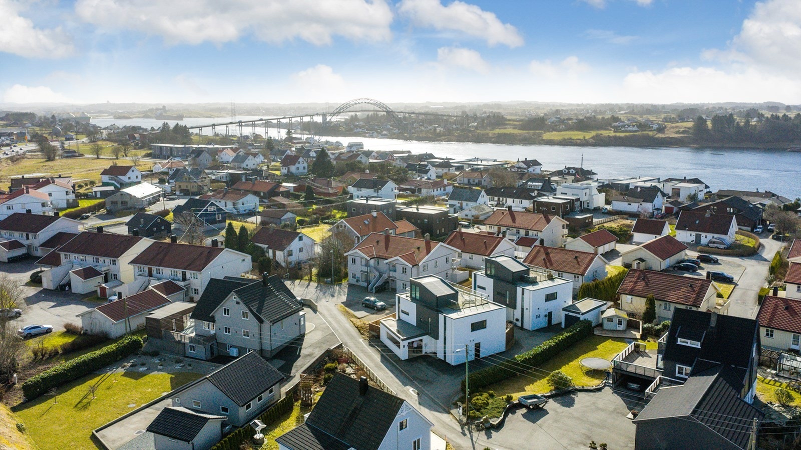 Sentralt plassert på Haugalandet, kun en kort kjøretur fra det aller meste! Turmulighetene er mange, blant annet kan man spasere langs sjøen bare et lite stykke vest for eiendommen. Galleribilde