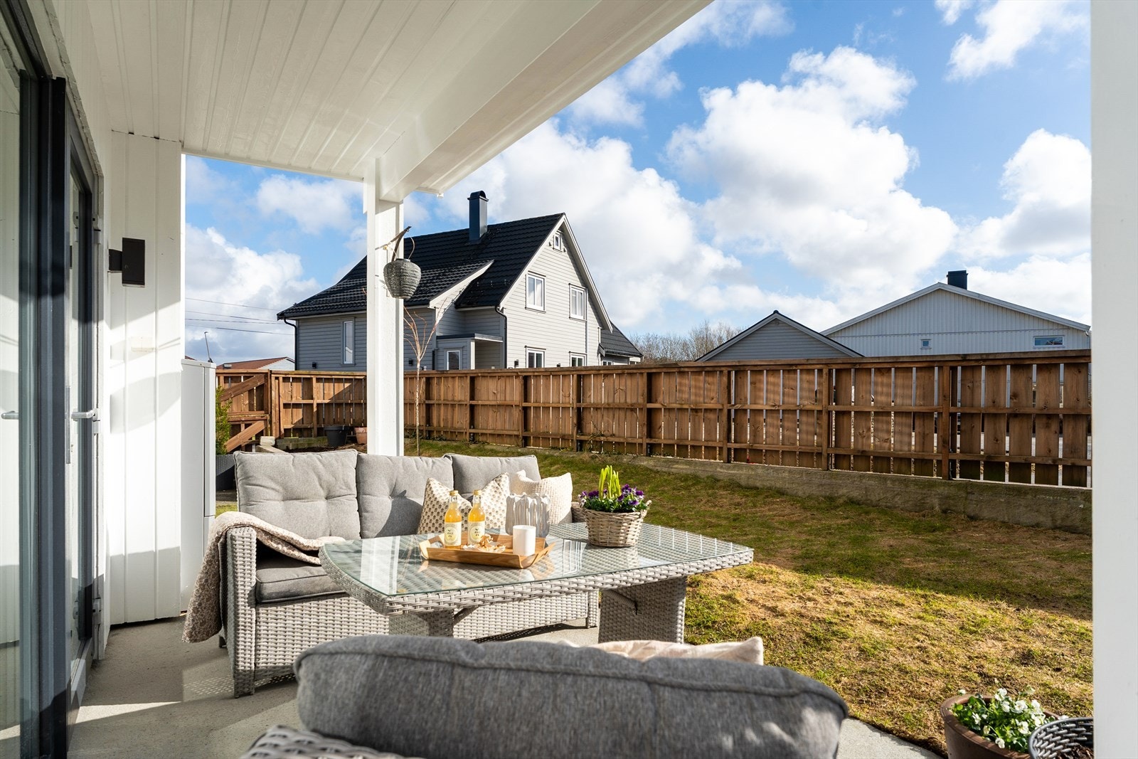 Her er flere soner og rikelig med plass til utemøbler, grill og potteplanter. Galleribilde